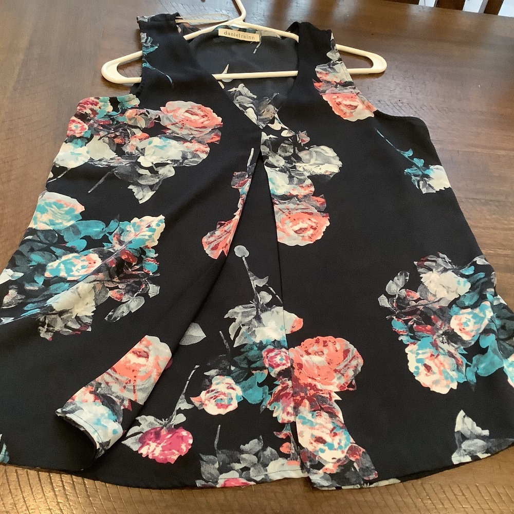 Short sleeve cute top.